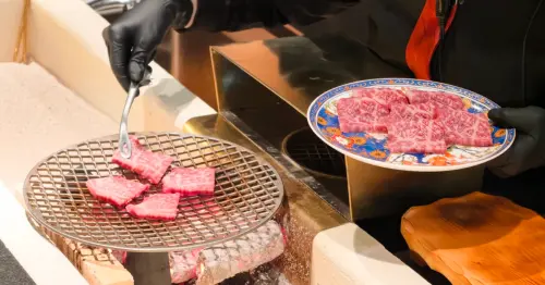 台北燒肉新開店！京都「燒肉牛匠新」4500元一套，送炙燒生牛肉。