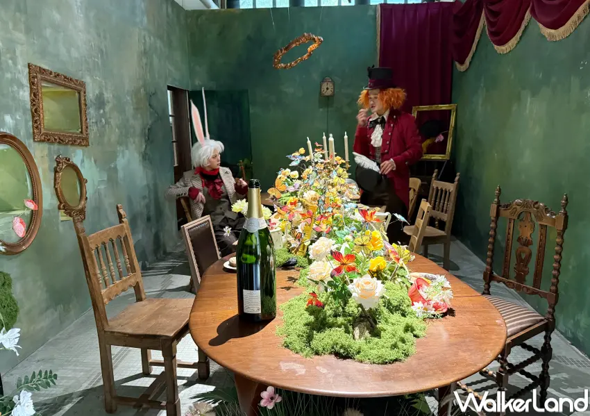 ▲松菸愛麗絲展覽!首創互動式展中展,只有購買專屬套票的觀眾,才能進入瘋帽茶會,跟瘋帽客、三月兔互動。(攝影:鄭亦庭)