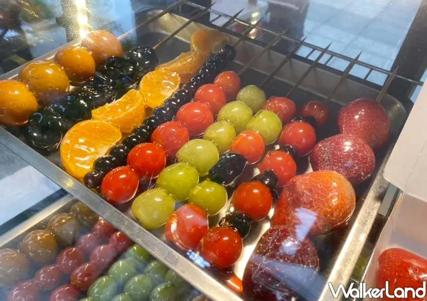 ▲手工現做包含草莓與橘子等多款經典水果糖葫蘆。