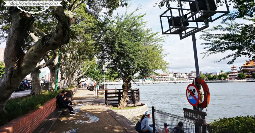 ▲「龍潭大池」環湖步道綠蔭環繞,沿著湖畔散步時,還能遠眺對岸的南天宮,將湖景與廟宇建築一同收入眼底。