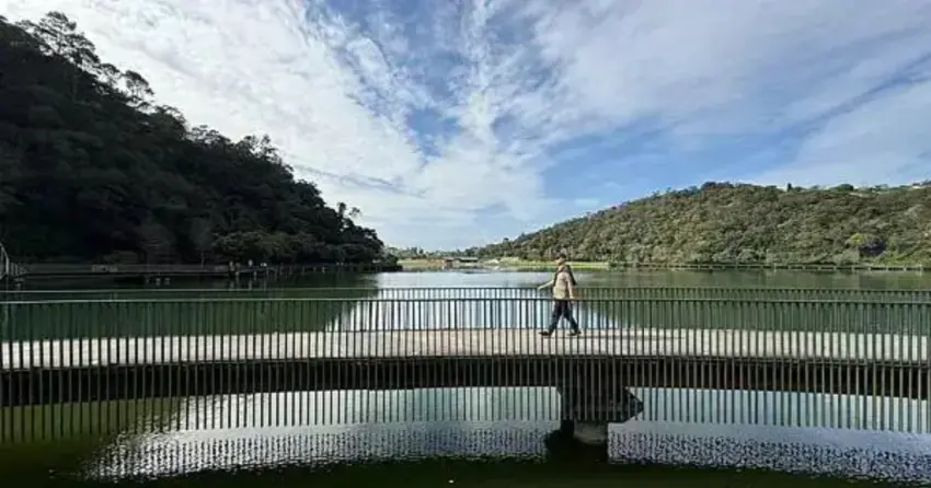 ▲「宜蘭礁溪龍潭湖」的水上棧道是園區內的熱門打卡點,能將眼前的開闊湖景盡收眼底。