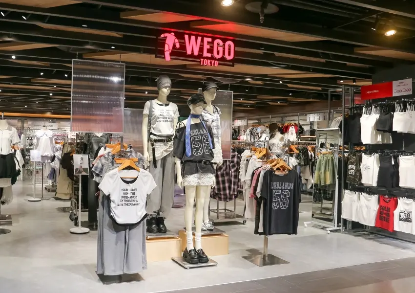 ▲位於誠品生活武昌店4樓的台灣首間WEGO實體店鋪大門口，擺設多款最新Y2K風格服飾假人模特兒。