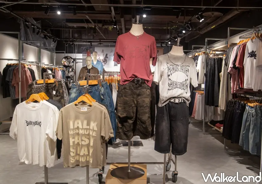 ▲台北街頭潮流必逛的WEGO實體店內，展示多款極具個性的寬鬆迷彩短褲與美式復古圖騰短袖上衣。