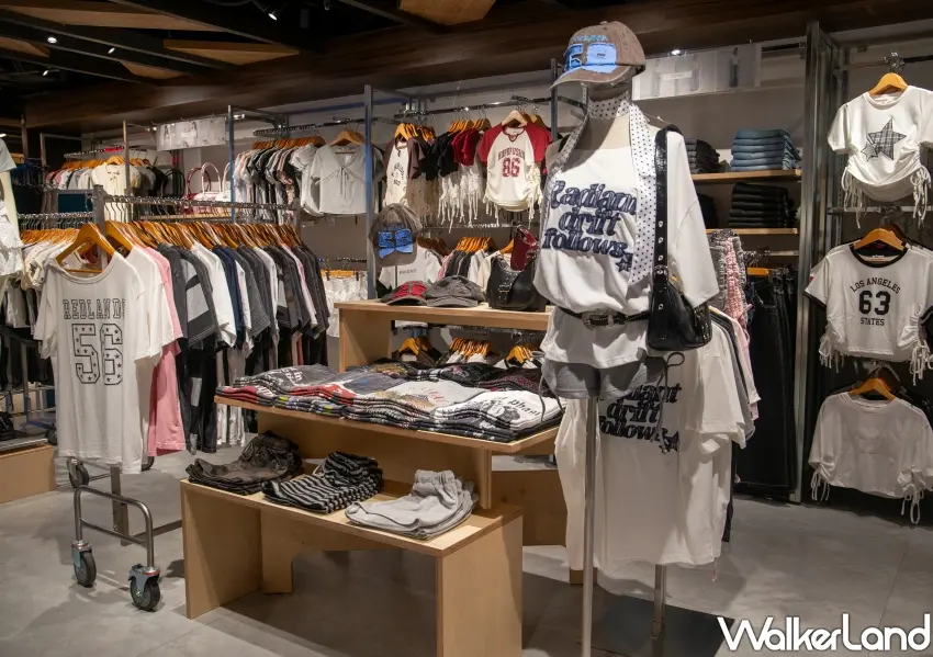 ▲西門町誠品武昌店內打造豐富的春夏日系街頭穿搭專區，展示各式俏皮短版上衣與復古風棒球帽。