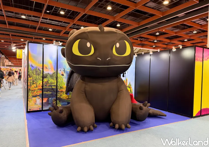▲2026台北玩具展野獸國攤位亮點，展出3米高熊抱哥、沒牙巨型氣偶。(攝影：鄭亦庭)
