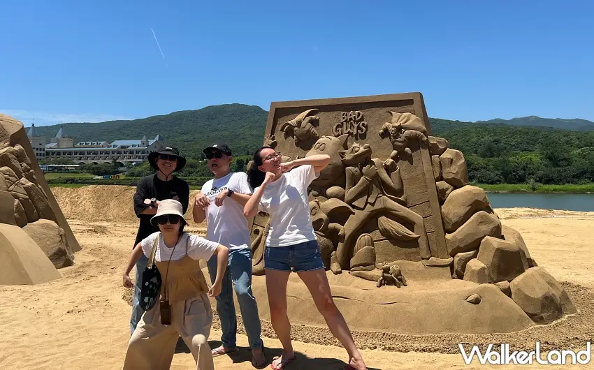 ▲開心出遊的朋友們在動畫電影壞蛋聯盟的主題沙雕前擺出逗趣的搞笑姿勢，為炎炎夏日增添滿滿歡樂笑聲。圖／福容大飯店福隆提供；窩客島編輯李維唐整理