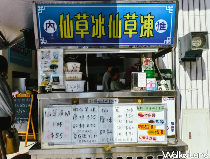 ▲店家位於楠梓,但招牌寫著「內惟嫩仙草仙草冰」,是因為老闆延續內惟阿嬤傳承超過30年的燒仙草手藝。(美食好芃友提供)