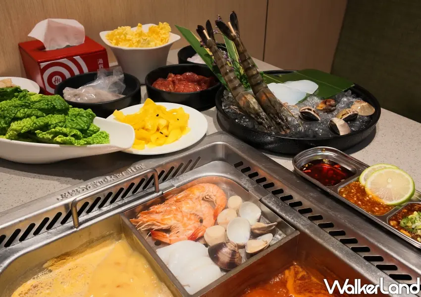 ▲海底撈高雄大遠百店獨創蒸海鮮吃法，不鏽鋼蒸盤擺滿鮮蝦干貝，利用火鍋熱蒸氣鎖住鮮甜，旁附三款特調醬料。