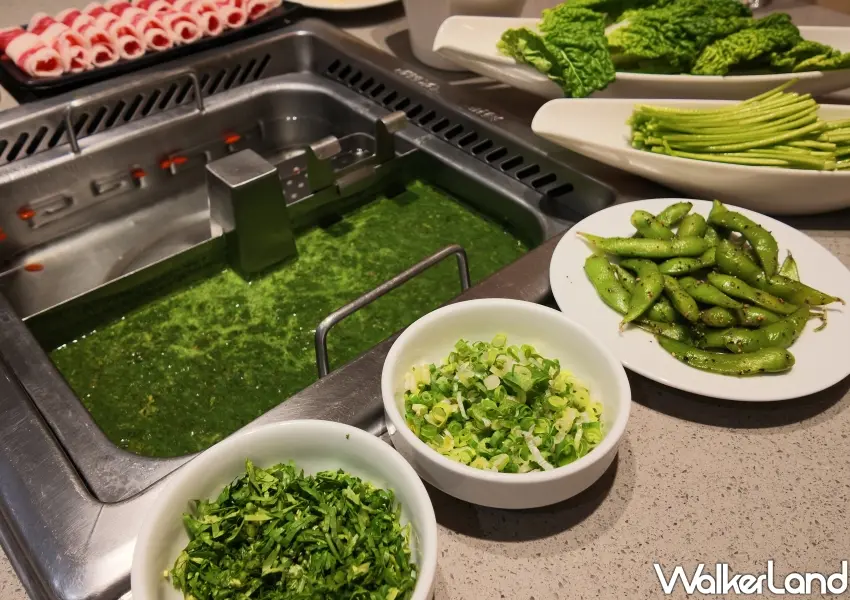 ▲引爆話題的「海底撈香菜火鍋」翠綠湯頭與整碗新鮮香菜互相呼應，是全台香菜控絕不能錯過的爆棚系鍋底。