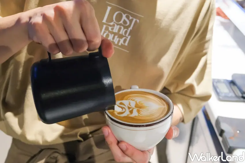 ▲LOST and Føund聯手WCRC世界烘豆冠軍賴昱權推出聯名精品咖啡豆「FOUND:Velvet Bloom」。(攝影:張人尹)