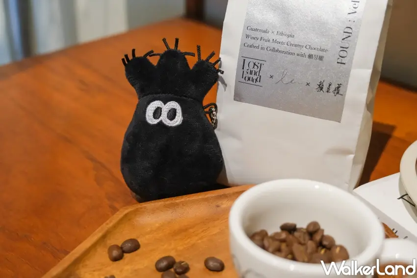 ▲LOST and Føund店內同步供應Long Black、Latte與聯名咖啡豆,延續品牌精品咖啡體驗。(攝影:張人尹)