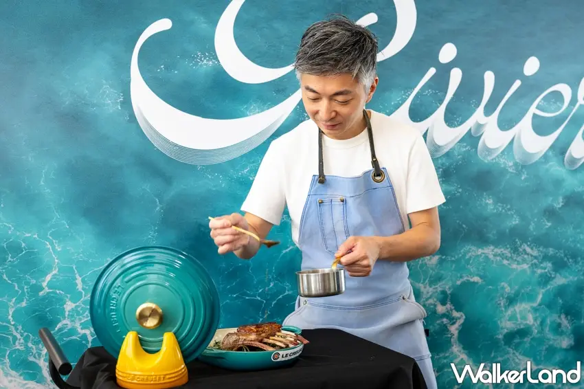 ▲米其林星級主廚林泉Richie現場大秀一手好廚藝,用兼具優雅與質感的LE CREUSET海韻藍鑄鐵鍋盛裝香煎羊排,完美詮釋視覺與味覺雙重饗宴的地中海盛宴。圖/LE CREUSET提供;窩客島編輯李維唐整理