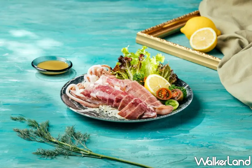 ▲鮮切澎湖冰卷嚴選澎湖盛夏當令小卷,以冰鎮鮮切手法呈現最純粹海潮鮮味,Q彈脆嫩口感將菊島海風與潮汐氣息一路鮮抵餐桌。圖/煙波國際觀光集團提供;窩客島編輯李維唐整理