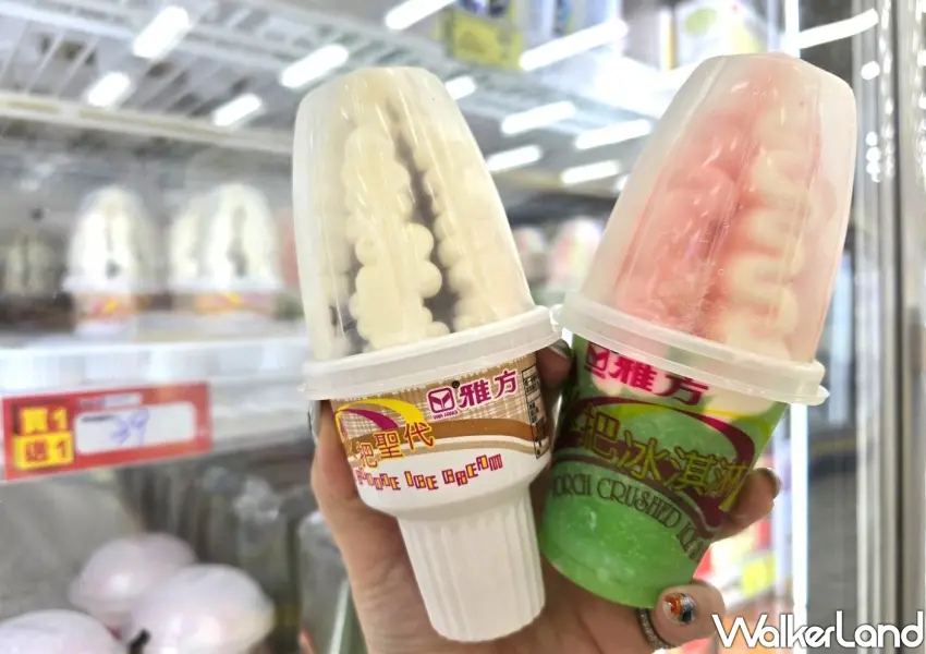 ▲愛買量販店必買的雅方火把聖代巧克力與雅方火把脆冰芒果青，搭配買一送一活動折合單支只要20元。