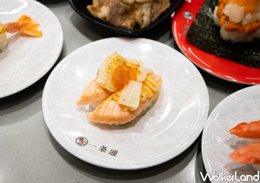 ▲炙燒系列焦糖鮭鰈雙拼,完美結合焦糖炙燒鮭魚與鰈魚脂香,層次感十足的清爽口感是夏季首選。