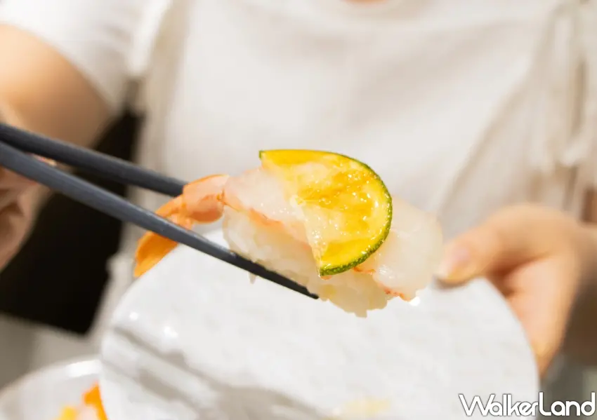 ▲清新爽口的香檸焦糖生蝦融入微酸檸檬香氣與焦糖甜味,清爽解膩。