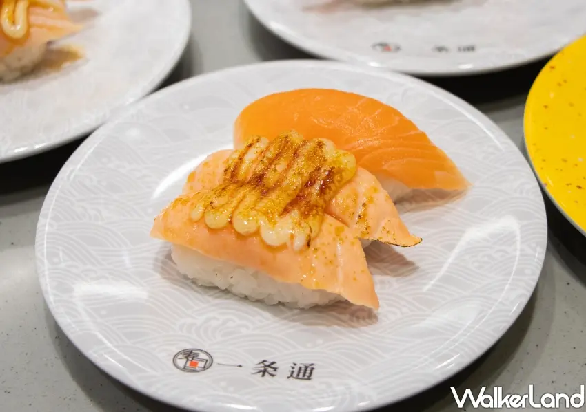 ▲人氣商品「焦糖鮭魚握壽司」深受消費者喜愛,六月限定抗通膨優惠活動祭出加十元多一件。