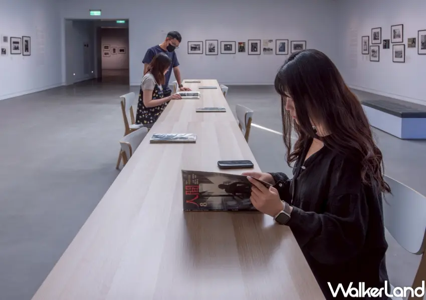 ▲高美館攝影展「浮生——《人間》中的報導攝影，1985–1989」貼心設置閱讀區，讓大家可以親自翻閱當年的《人間》雜誌。