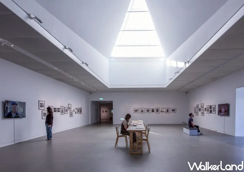 ▲高美館攝影展也呈現7位攝影家的訪談紀錄片，回顧他們如何從拍攝興趣，到完成《人間》專題報導的過程。