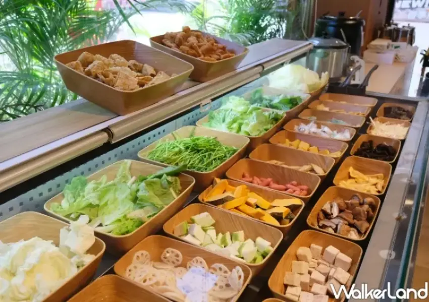 ▲豐富蔬食自助吧吃到飽，讓鮮牧火鍋成為板橋火鍋推薦首選。(攝影：鄭雅之)