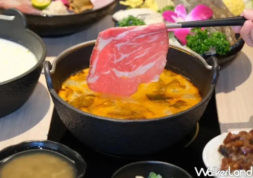 ▲限定紅白麻奶湯底香辣濃郁老饕必點，來鮮牧火鍋聚餐大過癮。(攝影：鄭雅之)