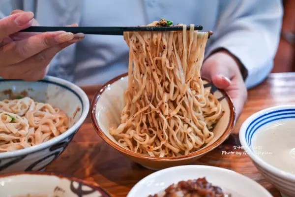 ▲彰化鹿港美食必吃推薦！鹿港圓環頂麵食館主打Q彈招牌乾意麵，淋上香濃肉燥、特製辣油，層次感十足。(攝影：部落客 女子的休假計劃)