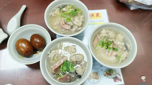 ▲彰化鹿港美食必吃推薦！鹿港肉焿泉以清甜爽口的魷魚肉焿聞名，魷魚、肉羹份量大方。(攝影：部落客 省錢旅遊達人)