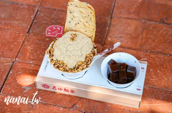 ▲彰化鹿港甜點必吃推薦！彥仲麵茶招牌麵茶雪花冰撒上濃郁麵茶，配上米香、牛舌餅、紅玉茶凍。(攝影：部落客 nana)