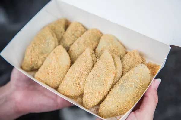 ▲彰化鹿港甜點必吃推薦！鹿港第一市場口的「阿婆麻糬舖」每天只營業4小時。(攝影：部落客 大手牽小手。玩樂趣)