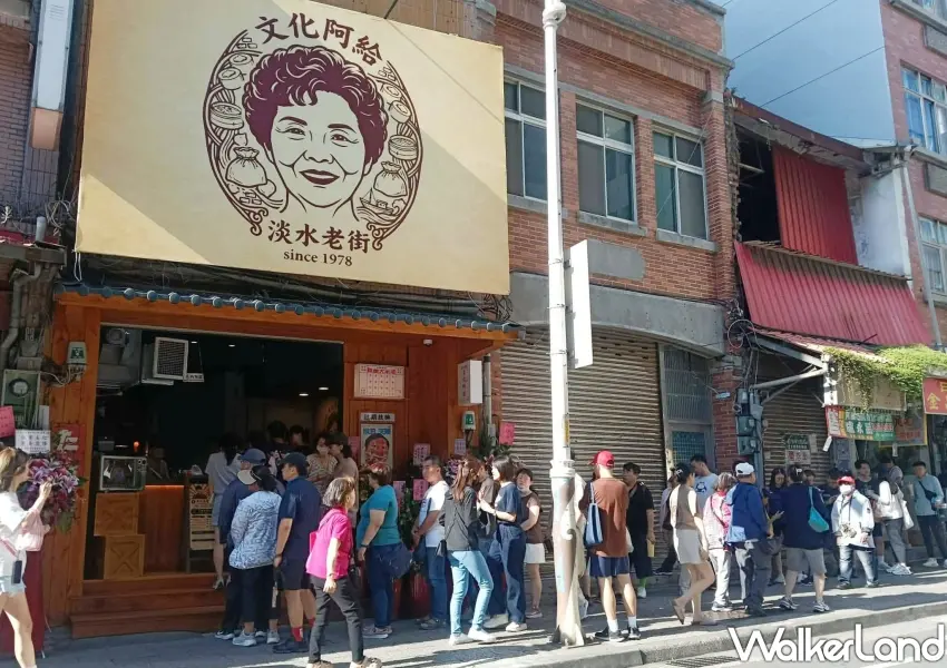▲淡水老街文化阿給新店面迎來超誇張的排隊人潮。
