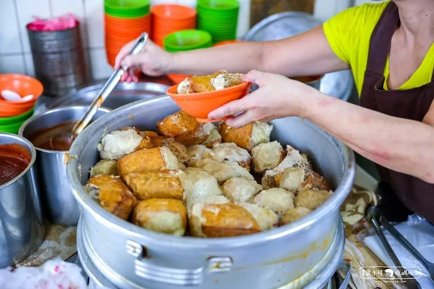▲蒸籠裡裝起剛出爐的手工淡水阿給,飽滿的油豆腐包裹著滿滿冬粉與鮮美魚漿。圖片來源:部落客 陳小可的吃喝玩樂。