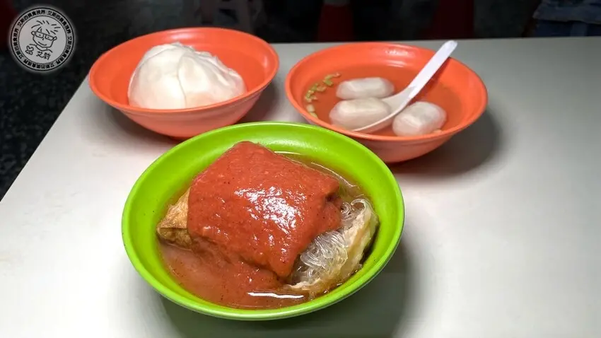 ▲傳說中的周杰倫套餐,一碗熱騰騰的道地淡水阿給配上美味肉包與鮮美魚丸湯真的超級過癮。(圖片來源:部落客 艾斯)