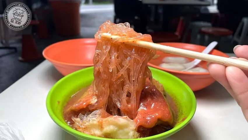 ▲內行吃法是用筷子輕輕劃開油豆腐皮,讓吸飽肉燥香氣的冬粉吸滿帶有蒜蓉風味的特製靈魂醬汁。(圖片來源:部落客 艾斯)