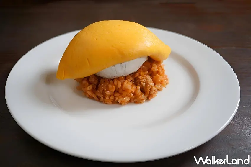 ▲純粹乳香與極致蛋香堆疊的經典力作「康門貝爾起司蛋包飯」,飽滿圓潤的半熟流心蛋包靜置於厚實起司上,等待主廚小刀劃開的驚豔瞬間。圖/台北晶華酒店提供;窩客島編輯李維唐整理