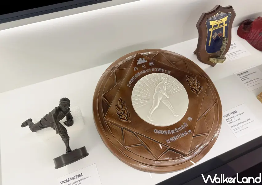 ▲南港中信棒球特展現場陳列 KANO 嘉農甲子園亞軍復刻獎牌等展品，帶大家認識台灣百年棒球史。(攝影：鄭亦庭)