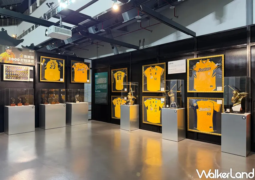 ▲南港棒球特展免費逛！第三展區展出兄弟象一整面超壯觀的兄弟象球員球衣、3座總冠軍戒指、獎盃等。(攝影：鄭亦庭)