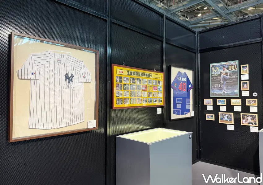 ▲南港棒球特展免費逛！王建民展區展出洋基隊王建民簽名球衣、簽名球帽、簽名球等。(攝影：鄭亦庭)