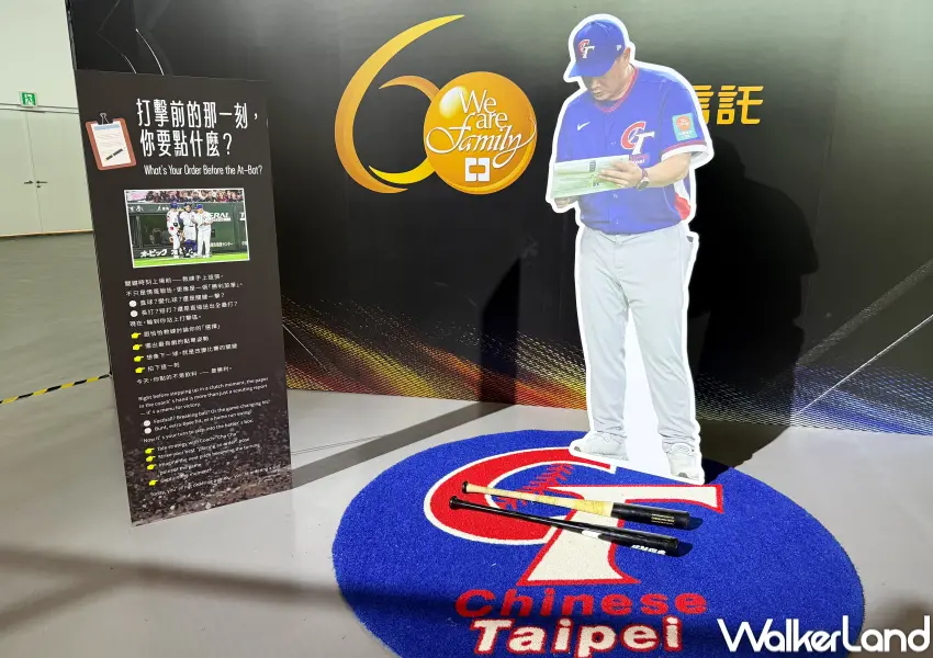 ▲南港棒球特展必拍打卡點！中華隊打擊教練彭政閔盯著情資表的畫面變成打卡點，拍出搞笑看菜單照。(攝影：鄭亦庭)