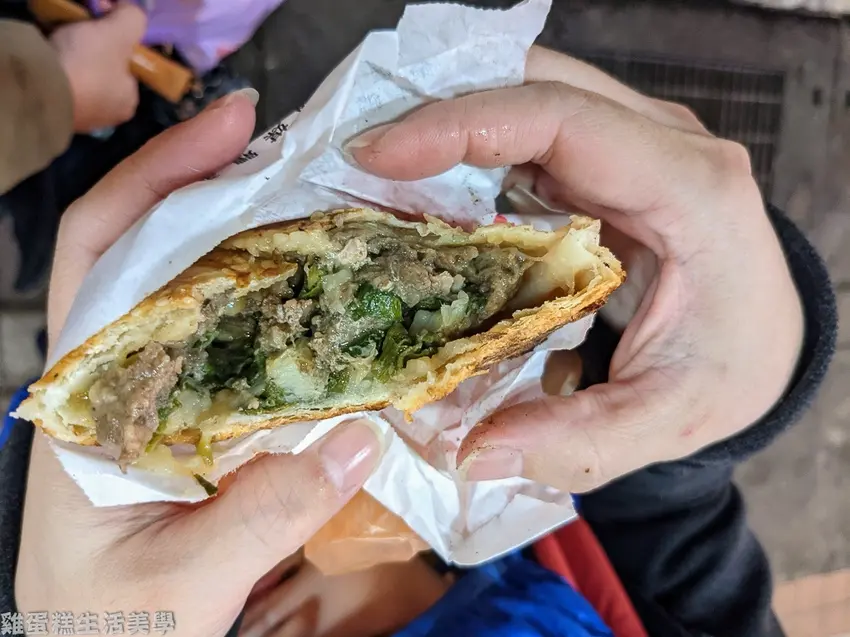 ▲飽滿多汁的饒河夜市福州世祖胡椒餅,酥脆外皮與鮮甜青蔥內餡是松山必吃美食。(圖片來源:部落客 雞蛋糕生活美學專題報告)