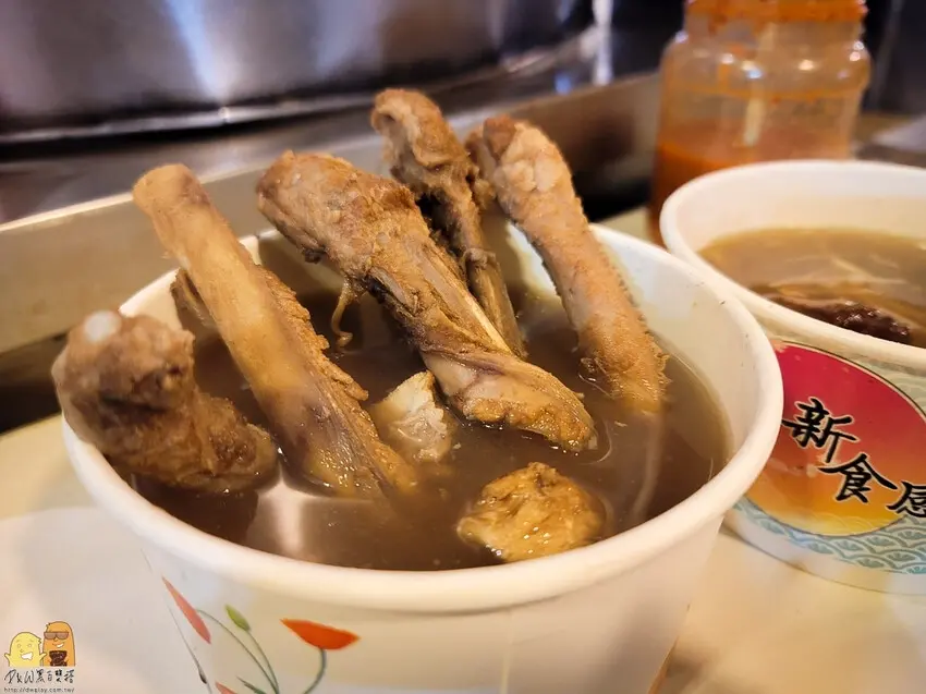 ▲滋補暖胃的饒河夜市陳董藥燉排骨,湯頭甘甜且排骨軟嫩,是台北經典的米其林推薦小吃。(圖片來源:部落客 D&W黑白雙搭)