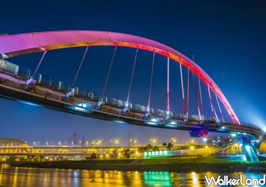 ▲浪漫橫跨基隆河的松山彩虹橋夜景,白天能漫遊河濱自行車道,夜晚則是台北約會散步的絕美聖地。