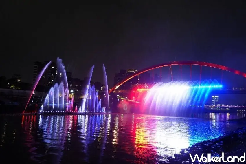 ▲全台唯一的台北水舞嘉年華雙水舞展演,橋面柔美水瀑布與河面S型平台交織出精彩的沉浸式光影劇場。