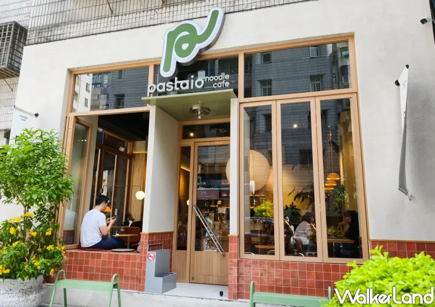 ▲捷運忠孝敦化站時髦咖啡廳首選，pastaio noodle café東區新店主打木質與紅磚摩登外觀。(攝影：鄭雅之)