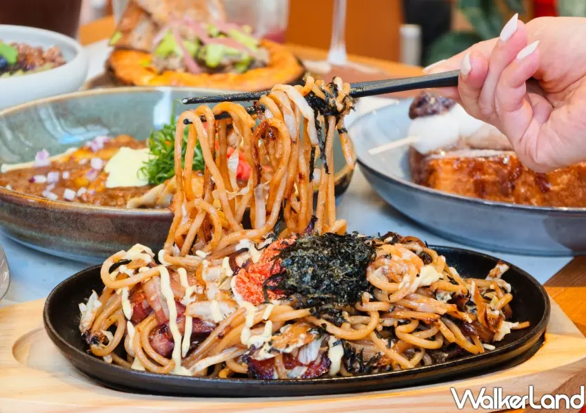 ▲職人現做義式直麵鐵板炒麵，這款限量的日式風味燒麵是pastaio noodle café忠孝店限定好料。(攝影：鄭雅之)