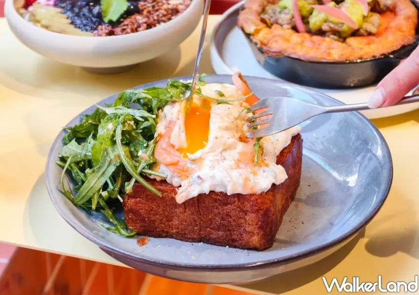 ▲東區必吃乾蔥煙燻鮭魚布里歐早午餐厚切麵包疊水波蛋，就在pastaio noodle café限時供應。(攝影：鄭雅之)