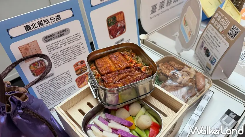 ▲臺北餐旅分部大秀職人最高規格打造的「鰻香風味金絲傳承頂級手作木盒便當」,雙大片亮澤蒲燒鰻魚底下鋪滿金黃蛋絲與奢華海鮮,下層更貼心附上色彩斑斕的清燙干貝與三色時令鮮蔬。圖/窩客島編輯李維唐 攝