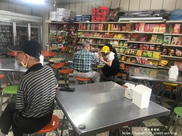 ▲新北貢寮一日遊海鮮餐廳推薦！藏在50年柑仔店中的「阿義海產商店」，海鮮炒麵加入九孔、鮮蝦與小卷配料超豐富。(攝影：部落客 茜的美食記)
