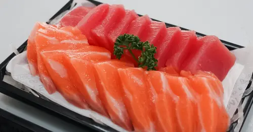 澎湖必吃生魚片推薦！鮪魚哥生魚片 新鮮澎湖小捲必點，想吃海膽要等7月。