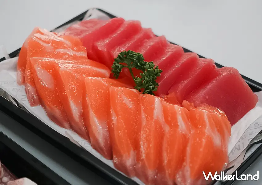 ▲澎湖馬公市區必吃排隊美食「鮪魚哥生魚片」以現流新鮮魚獲與極致厚切刺身聞名（攝影：蕭芷琳）