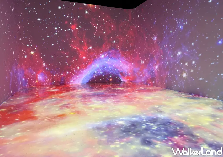 ▲天文館特展必拍打卡點!沉浸式銀河劇場以360度無死角的星海投影,走進展區空間被星海包圍超夢幻。(攝影:鄭亦庭)